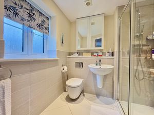 Master En-suite- click for photo gallery